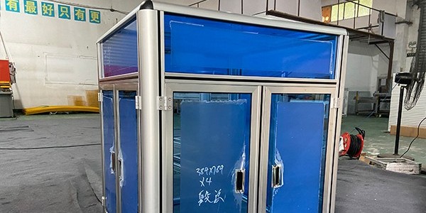 工業鋁型材框架上面安裝紅色藍色<i style='color:red'>板材</i>客戶案例